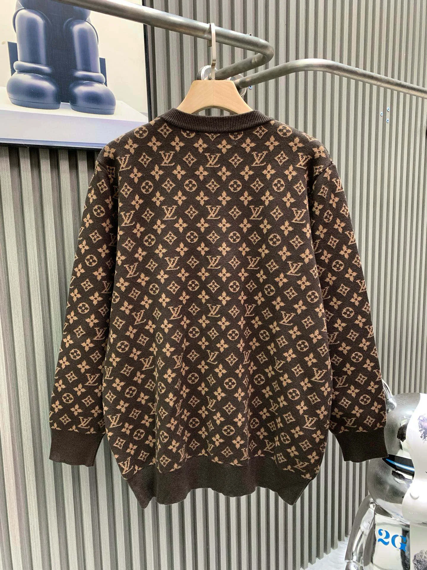 🅿️360 🀄️ Louis Vuitton SS25 new autumn products LOUIS VUITTON Louis Vuitton Logo intarsia round neck long-sleeved sweater Color-set dyed wool blended cotton yarn High weight and high density Super high quality The wool is soft, delicate and skin-friendly. It feels soft and silky. The hand feel is not ordinary. All color-set dyeing high weight cotton yarn ensures no color difference and adopts four-hole knitting method. Tight and textured, durable and non-deforming, not prone to pilling. It has a soft and warm comfort. It doesn’t stick to the body when worn alone. It’s absolutely perfect. Classic presbyopia elements. Three-dimensional heavy jacquard craftsmanship on the sleeves. It’s absolutely amazing. It can be all produced on imported looms. The details are clearly visible. The details are full. The details are mastered. Challenge the market currency. Not afraid of random comparisons. The upper body effect is very good. No matter how you match it, it looks high-end and elegant. The sense of luxury is so versatile. A must-have for both men and women🉑️